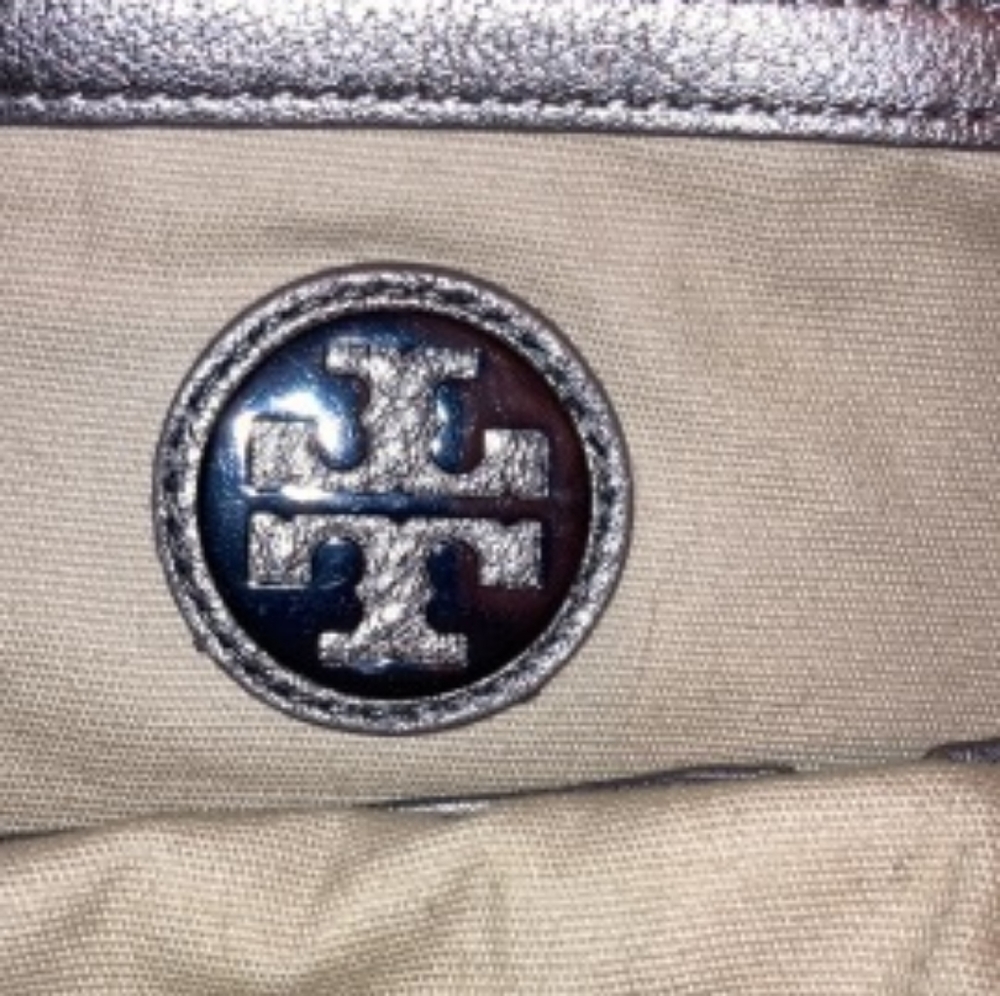 Tory Burch silver purse - Picture 4 of 8